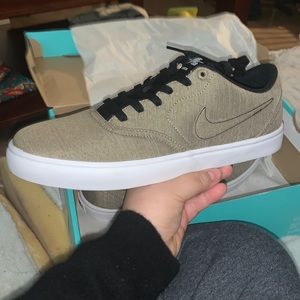 NEW IN BOX Nike SB Check Solar Canvas Size 9.5 Men  11 women GOLD AND BLACK